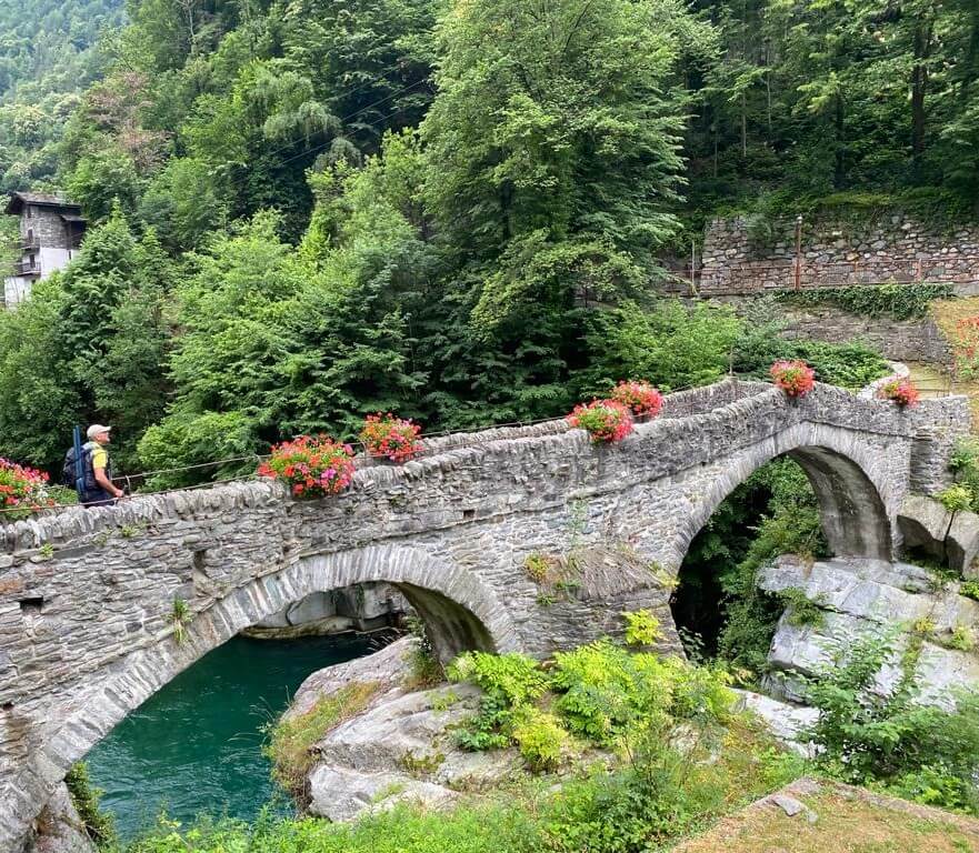 Eine uralte Steinbrücke verbindet in einem Seitenarm des Aostatals die Steilhänge