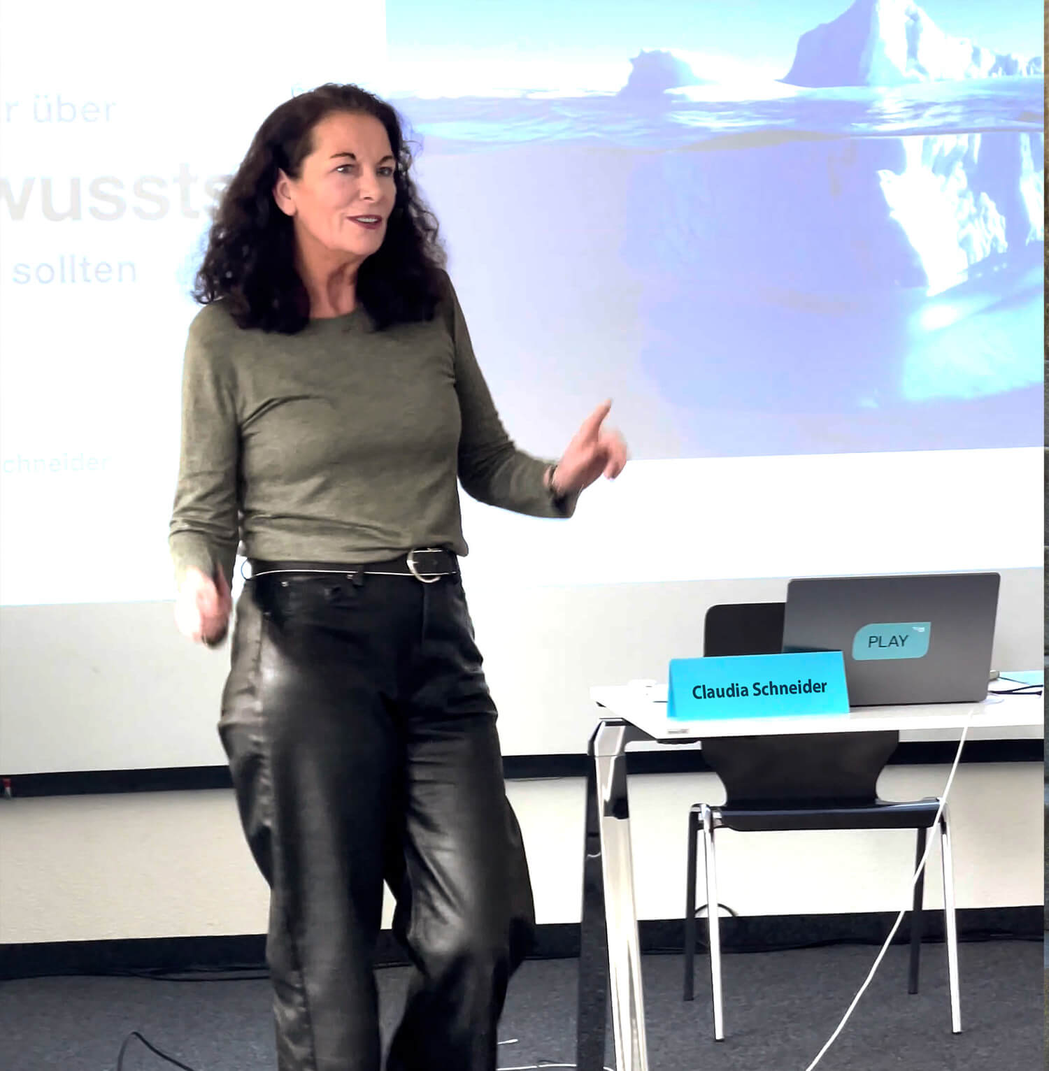 Claudia Schneider vermittelt spannende Inhalte rund ums Thema Bewusstsein.