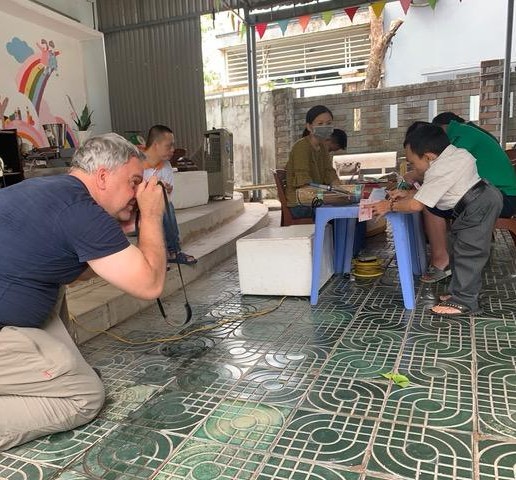 Fotograf Roland Schmid dokumentiert in Vietnam Opfer von Agent Orange.