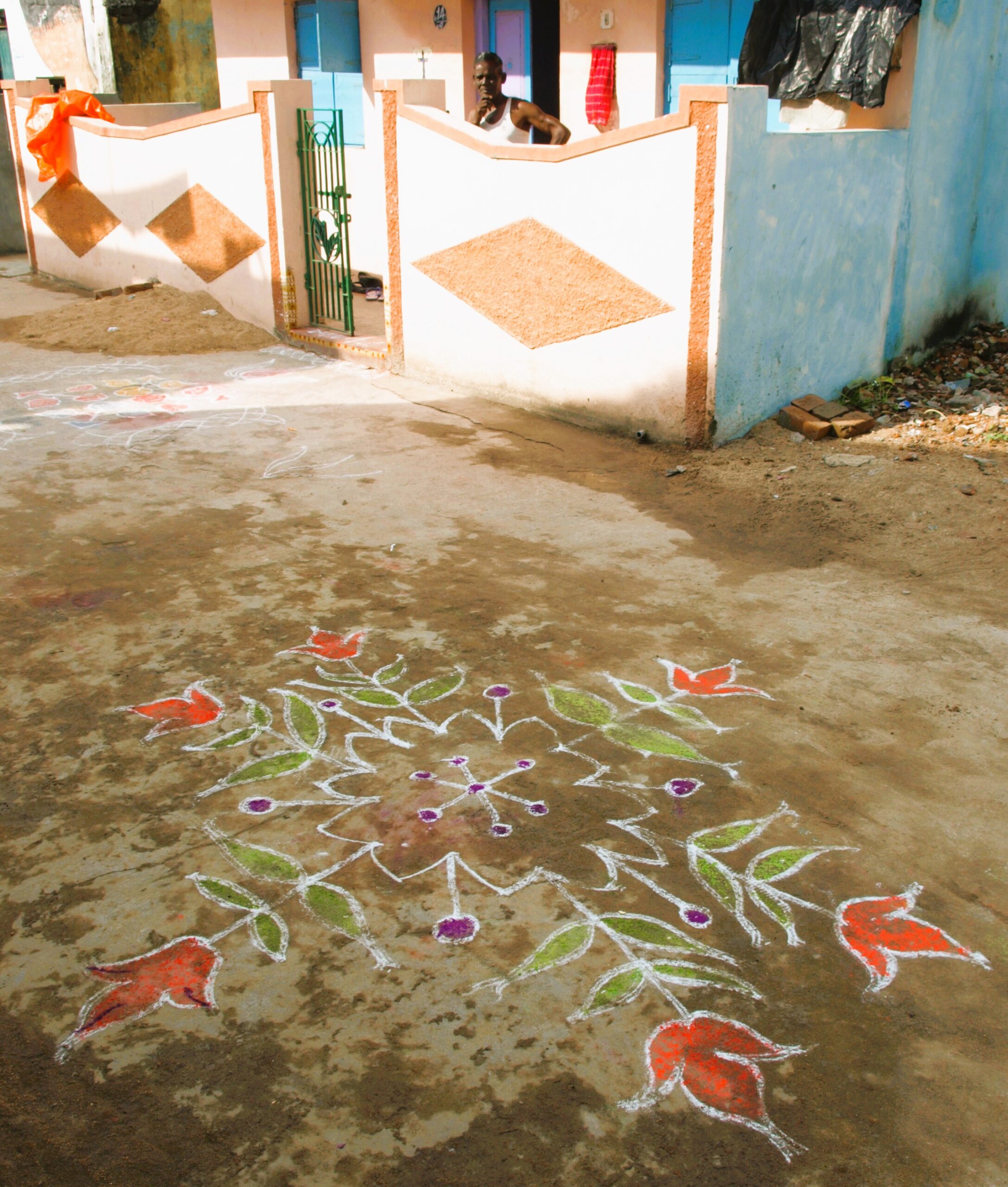 Im indischen Puducherry sieht man viele Yantras, gemalte Diagramme, auf den Strassen. 
