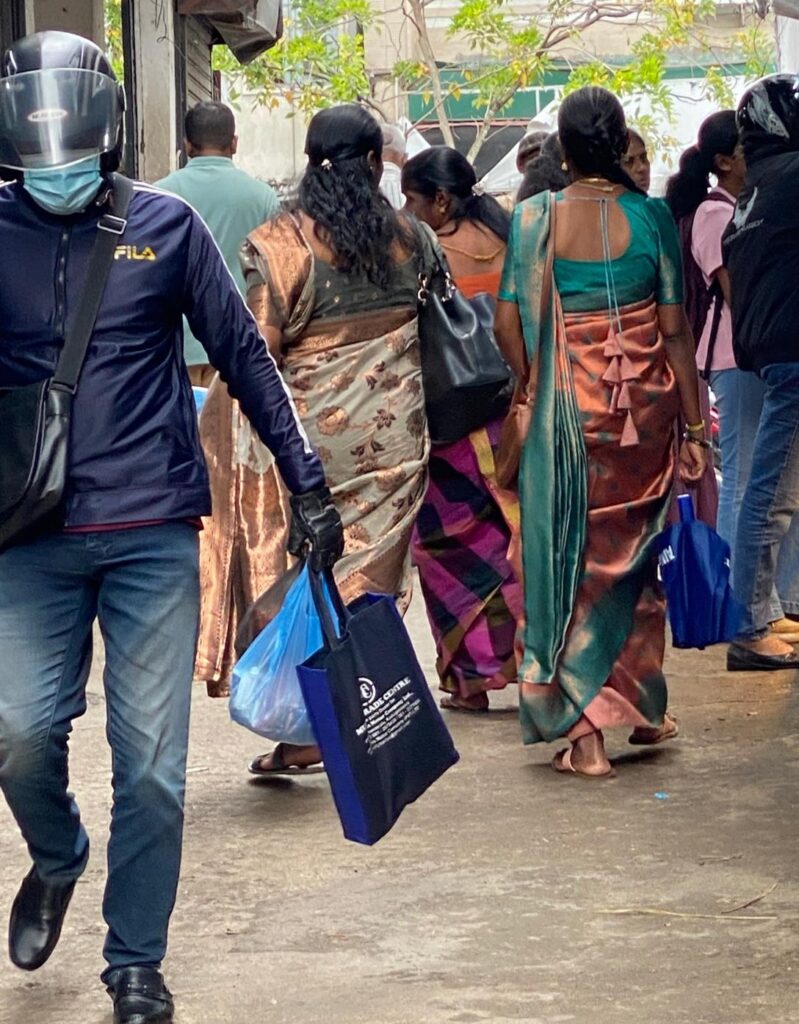 Frauen auf Einkaufstour in der Altstadt von Kandy