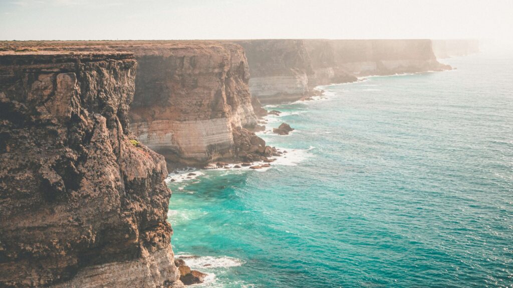 BLick auf die senkrecht abfallende Küste beim Nullarbor